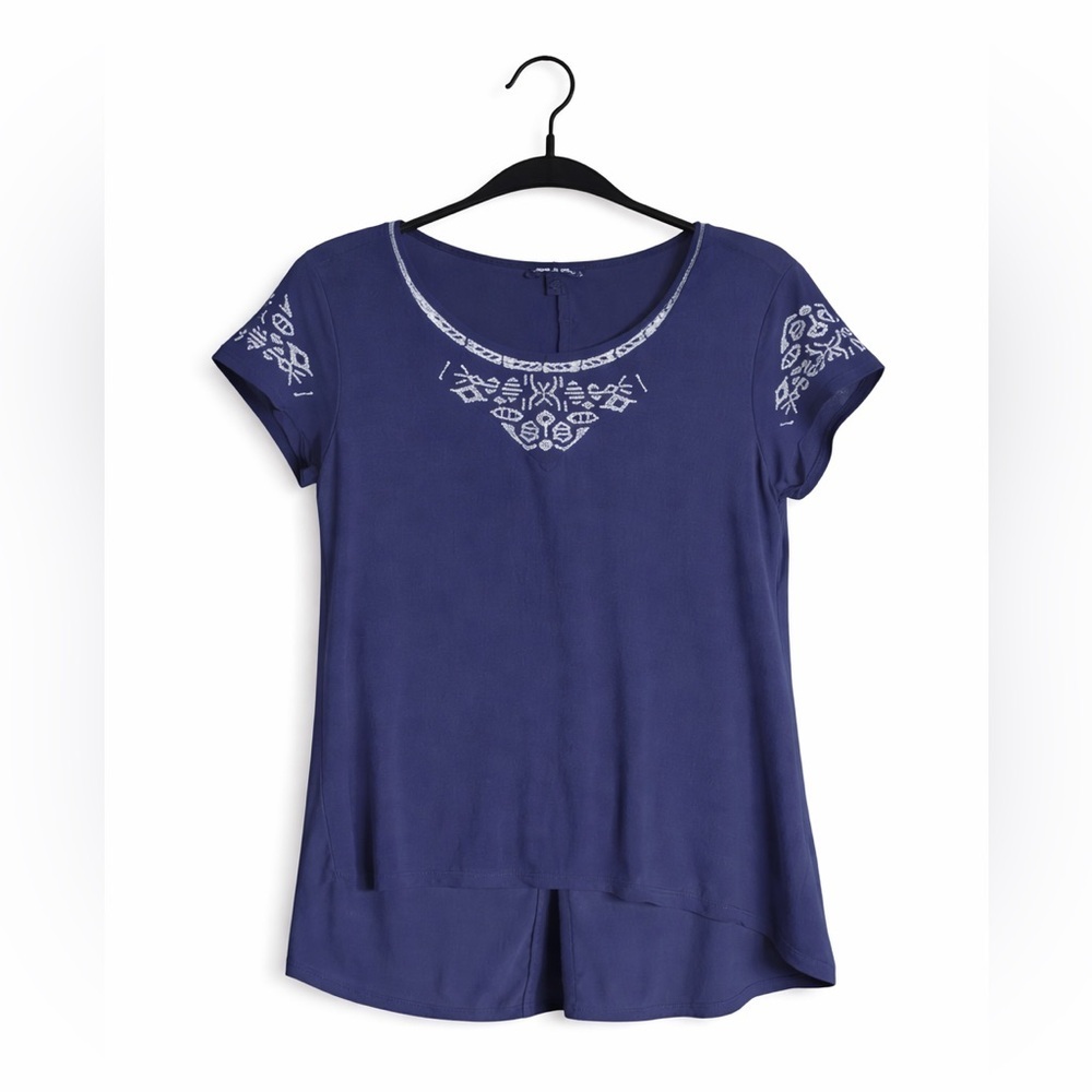 Cable and Gauge Women’s large navy tunic with white trim.